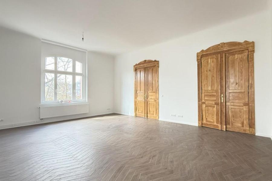 Raum 1 mit Eingangstür + Tür li zu Raum 2 / 3 / WC
