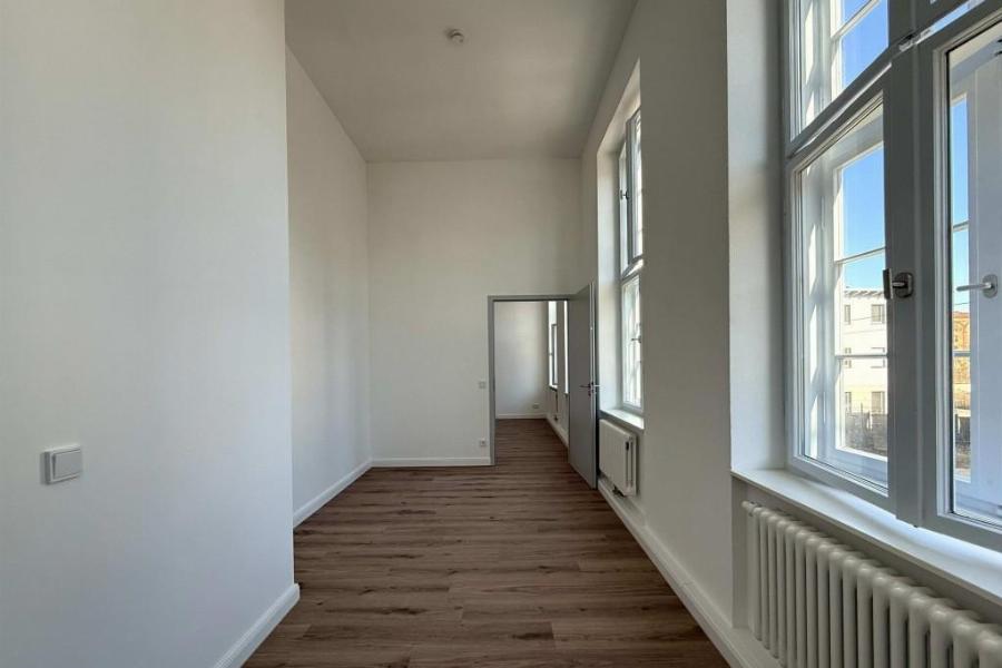 Schlafzimmer mit Blick in Wohnbereich